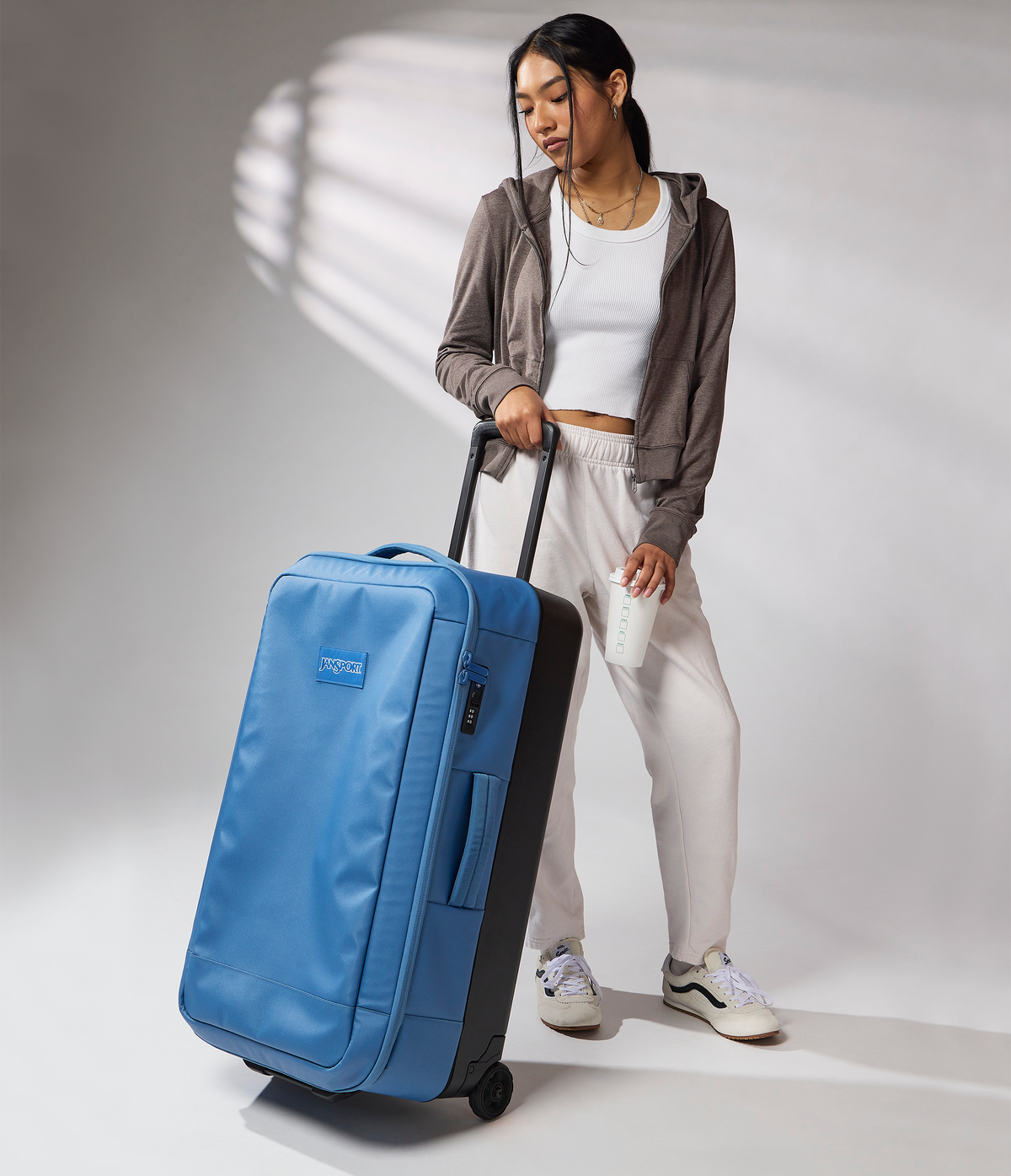 good-latitude-30-rolling-duffel-n1 JS0A86EOEW5-MODEL.png